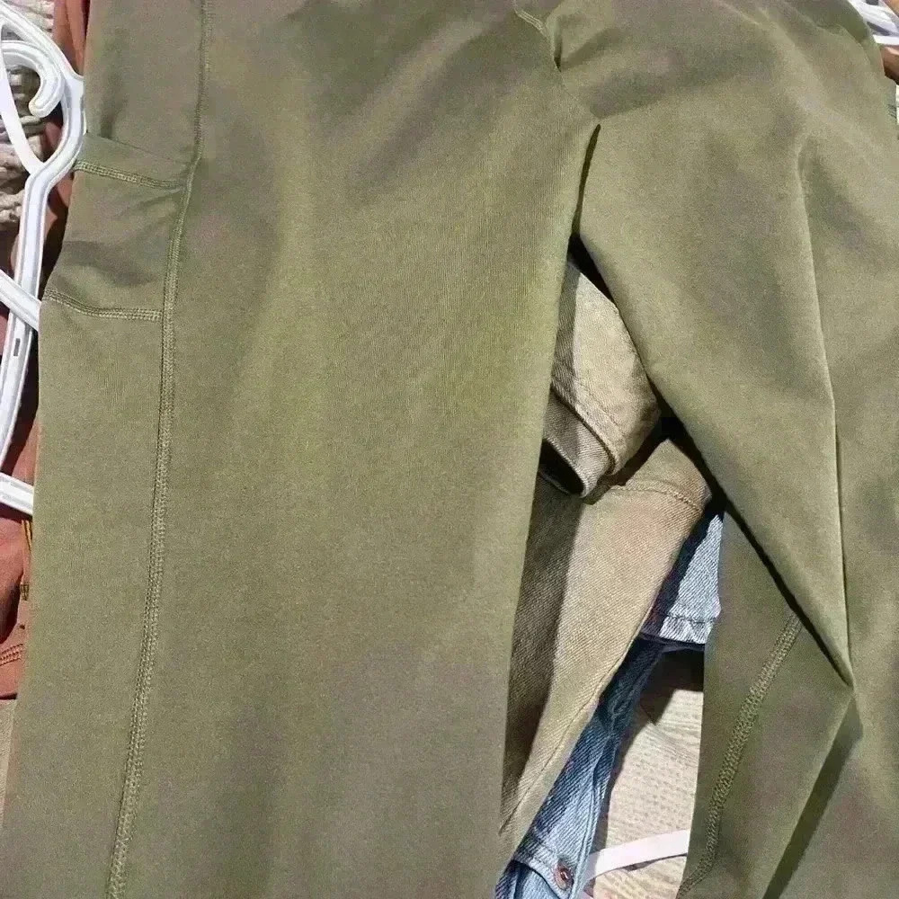 Lole women’s army green  joggers with pockets size small fit larger - Picture 8 of 9